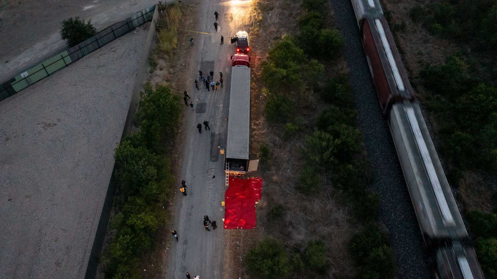 Confirman que 22 de los 50 migrantes muertos en tráiler de Texas eran mexicanos