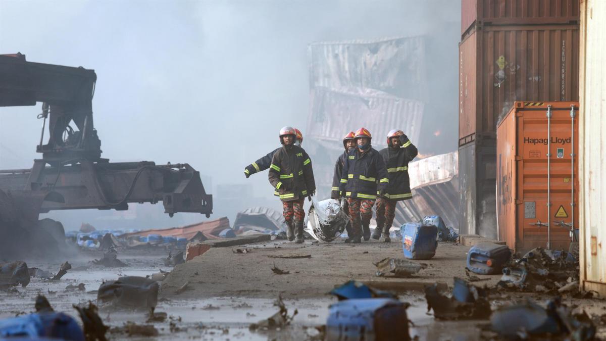 49 muertos en Bangladesh tras explosión en depósito de contenedores