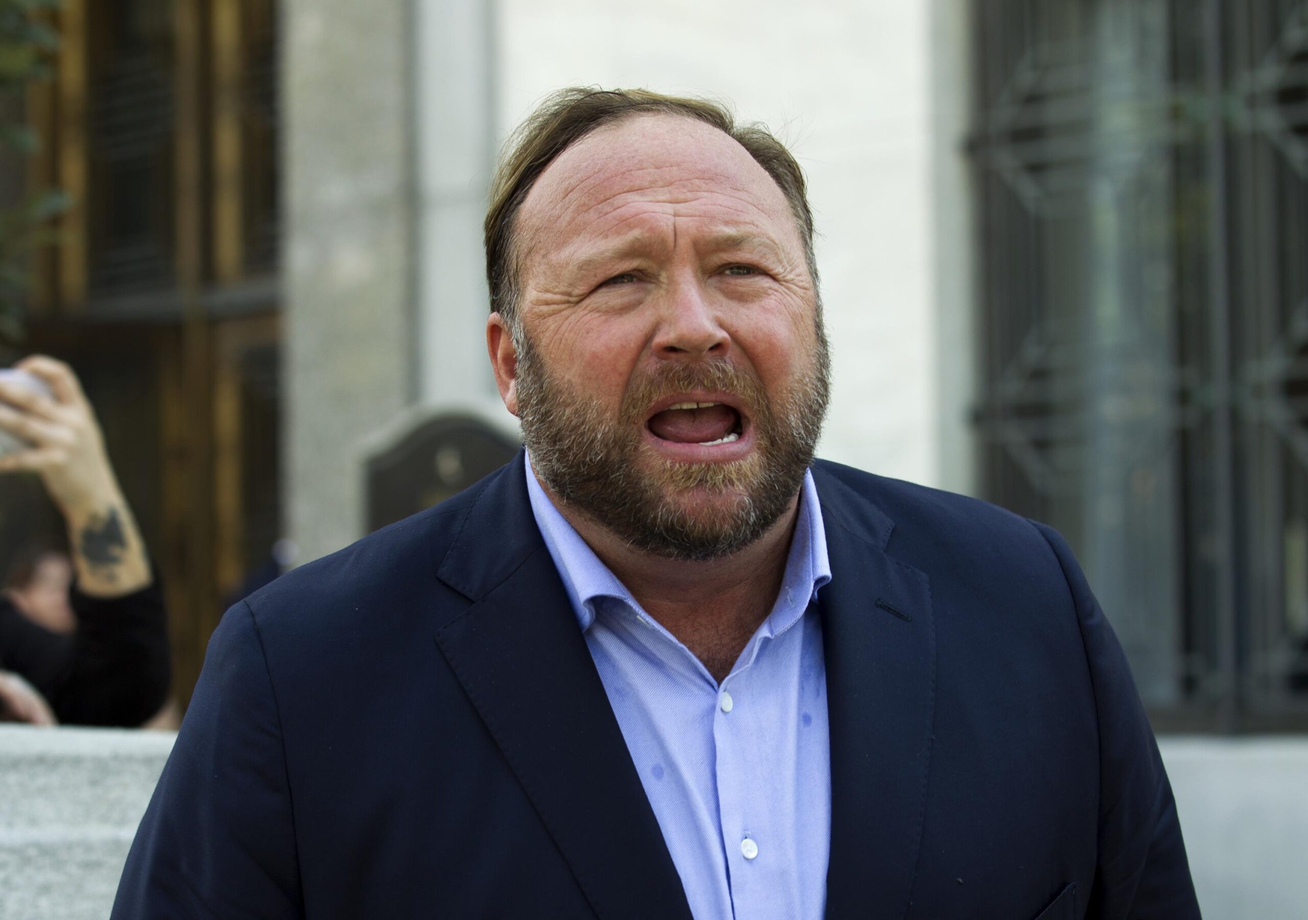 Creador de Infowars deberá pagar millones a los padres de las víctimas de Sandy Hook por difamación