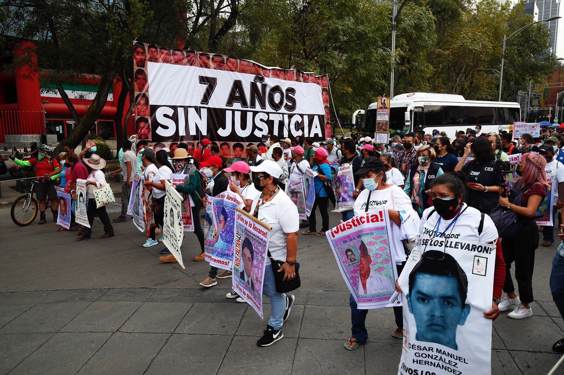 Protegen Palacio Nacional con vallas por posibles ataques en marcha de aniversario por los 43 de Ayotzinapa