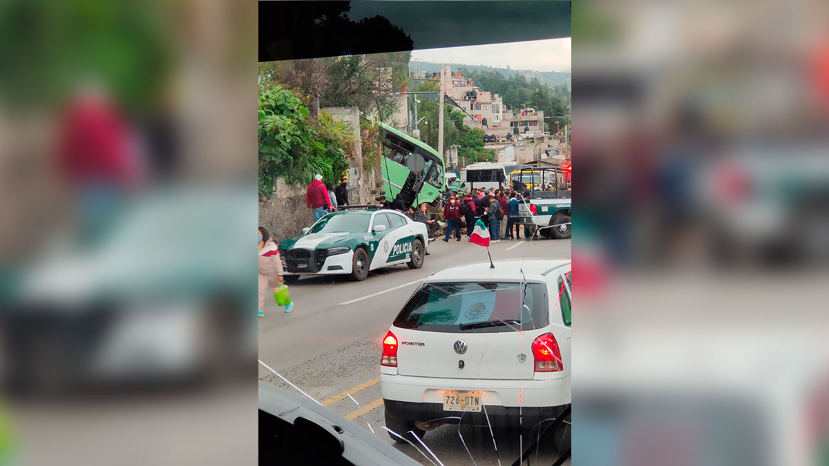Reportan 31 heridos luego de que camión de pasajeros quedara suspendido en la México-Cuernavaca
