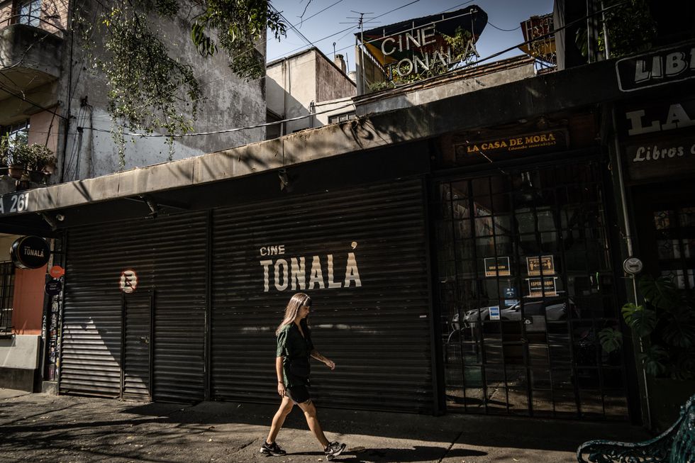 Un grupo armado asalta a los clientes del cine Tonalá en Ciudad de México