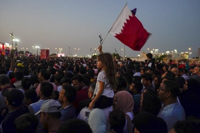 Desatan caos policías y aficionados para ver juego de Qatar