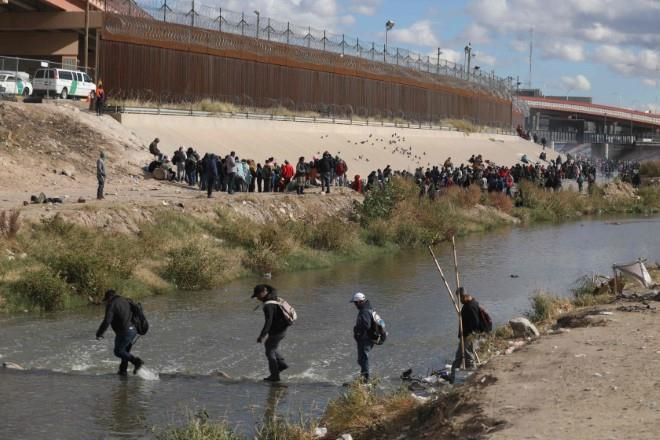 El Paso declara emergencia por oleada de migrantes