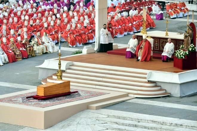 Despiden a Benedicto XVI en funeral encabezado por Francisco