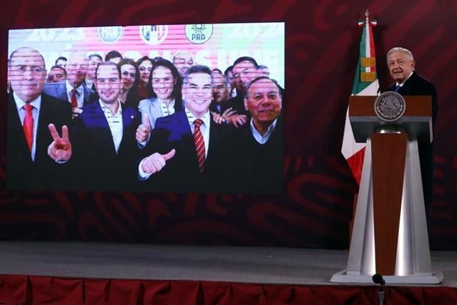 Critica AMLO pacto de Va por México y presume ruta de Morena
