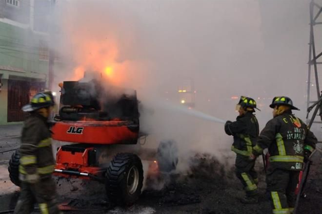 Se incendia grúa en zona de obras de Línea 12