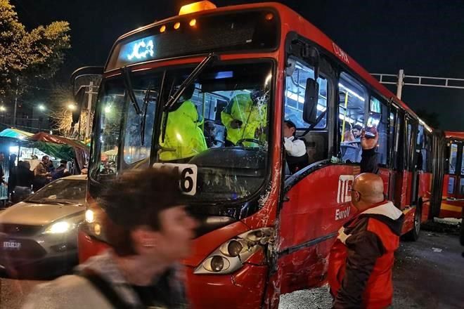 Chocan dos unidades de Metrobús en Reforma