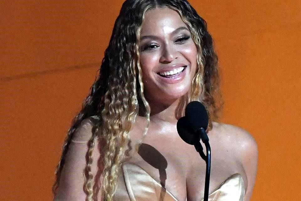 Beyoncé la reina del Grammy; rompe récord con 32 premios