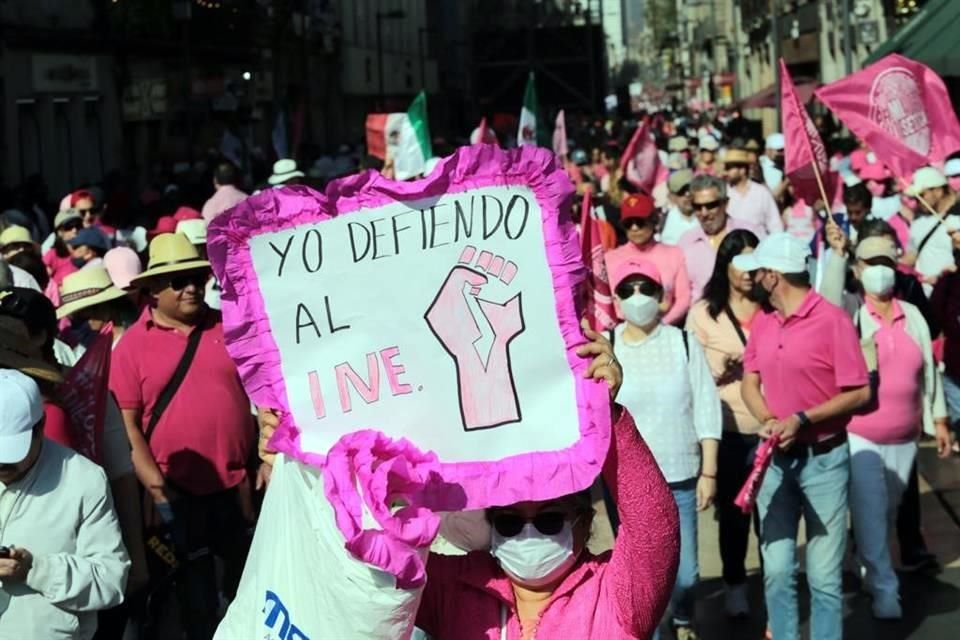 Se congregan en Zócalo para defender INE y contra ‘Plan B’