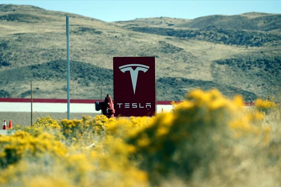 Busca Tesla proveedores cercanos a plantas