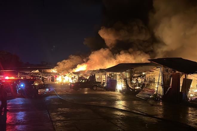 Se incendia mercado de Acapulco; afecta a 570 locales