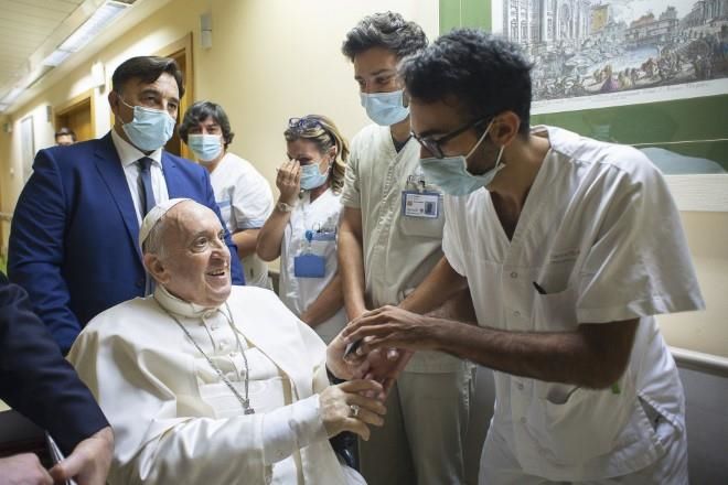 Operarán de urgencia al Papa por obstrucción intestinal