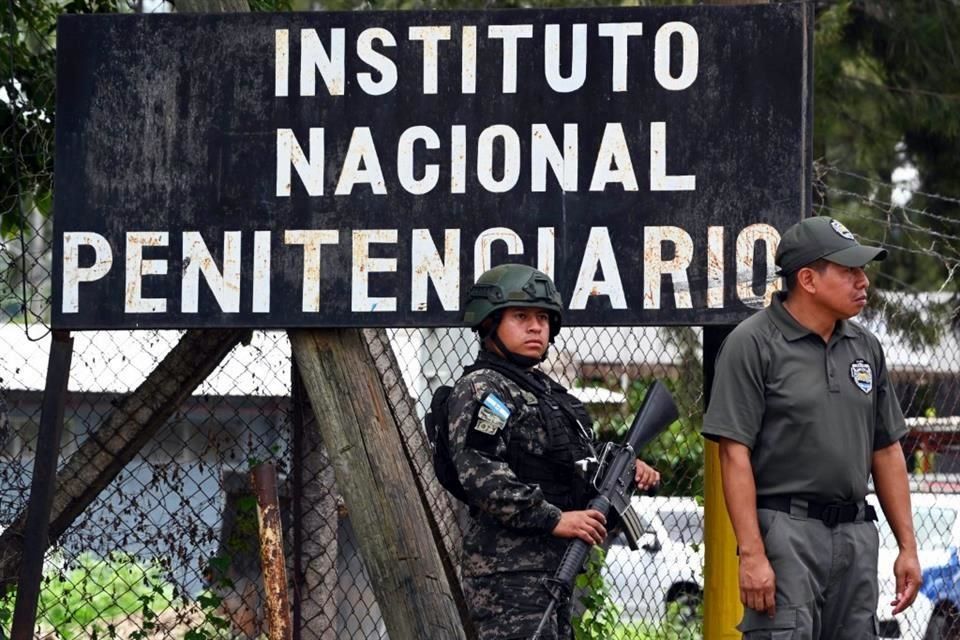Mueren 41 mujeres calcinadas en prisión hondureña por motín