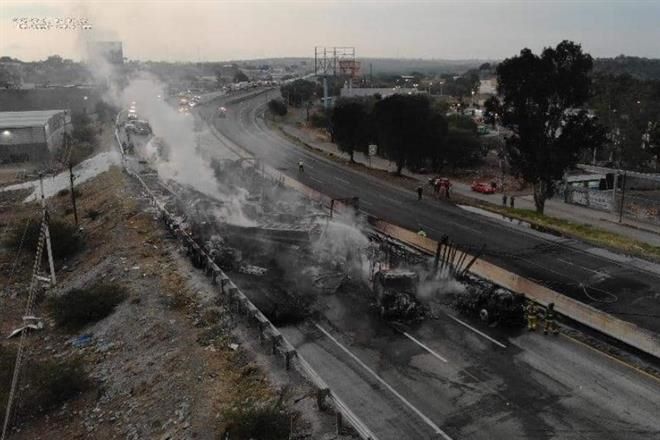 Carambola e incendio causan cierre de la México-Querétaro