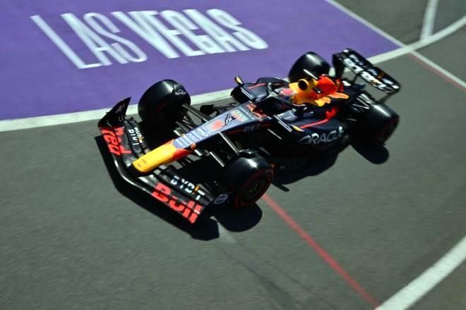 Verstappen al frente de P1 en Gran Bretaña; Checo, segundo