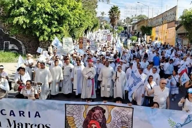 Marchan en novena caminata por la paz en Cuernavaca