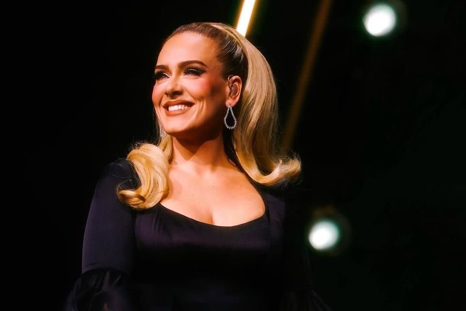 Revela Adele que la ciática la postró durante un show