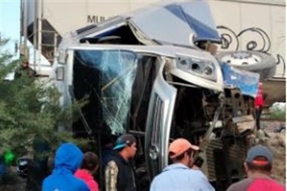Mueren 6 tras impacto de tren a un autobús en Querétaro
