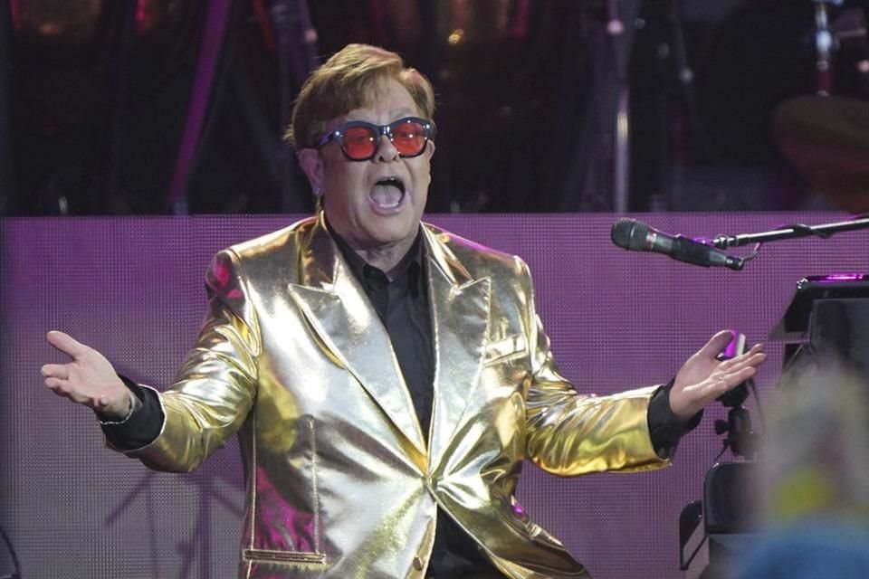 Se cae Elton John y pasa la noche en el hospital