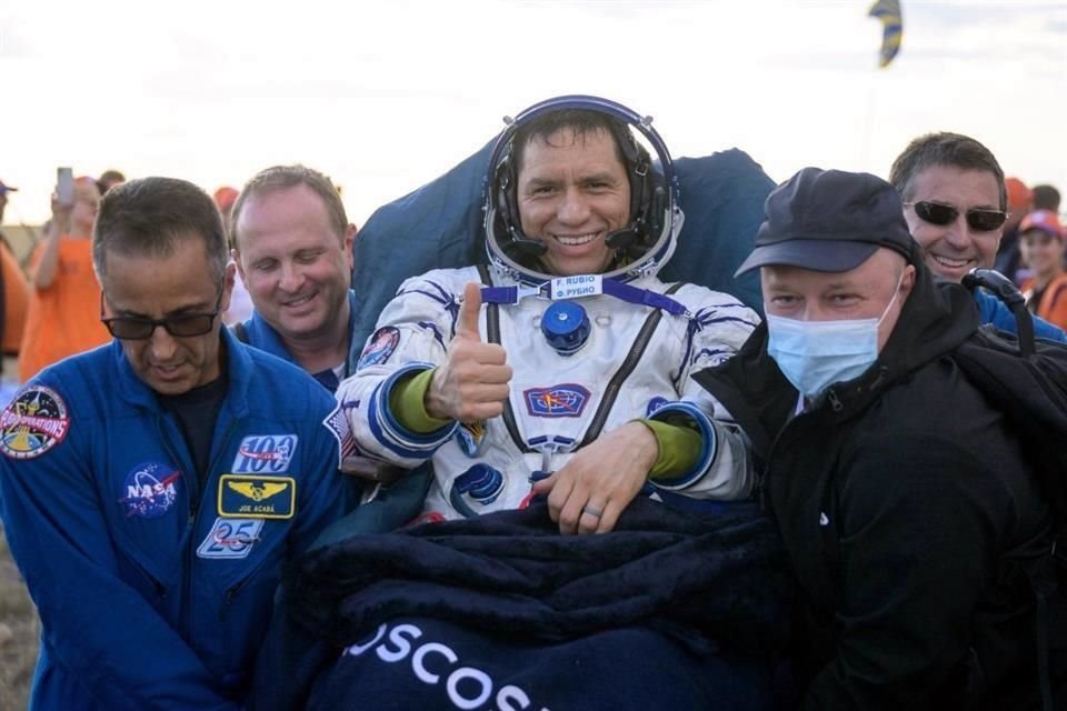 Regresa astronauta a Tierra tras misión récord de 371 días