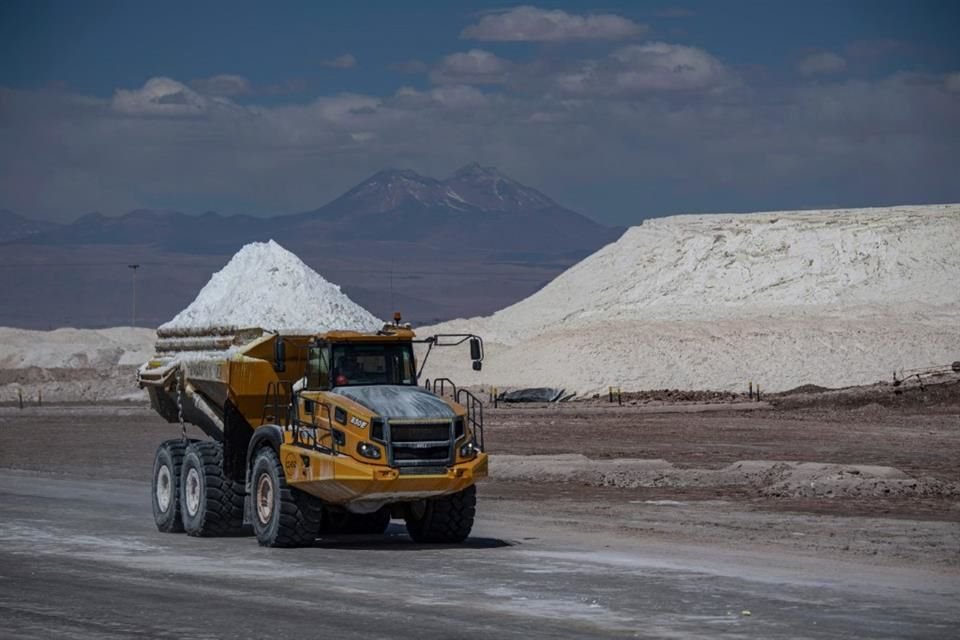 Amaga empresa china a Gobierno por litio