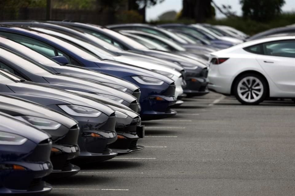 Revisa Tesla autos en EU por riesgo en conducción asistida