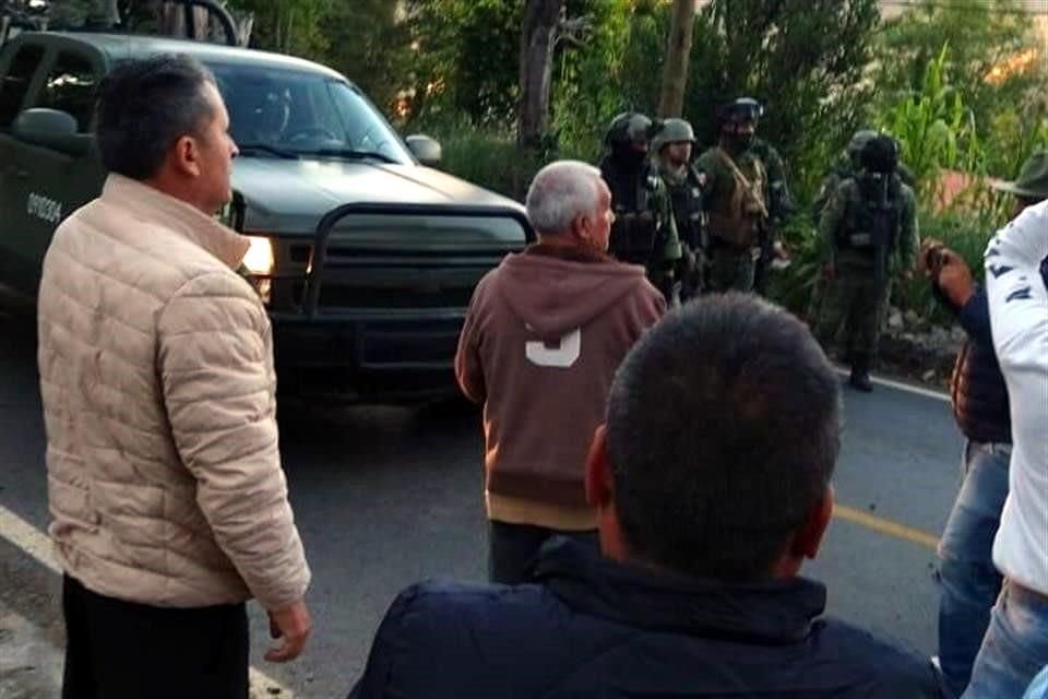 Impiden taxistas entrada del Ejército en Sultepec, Edomex