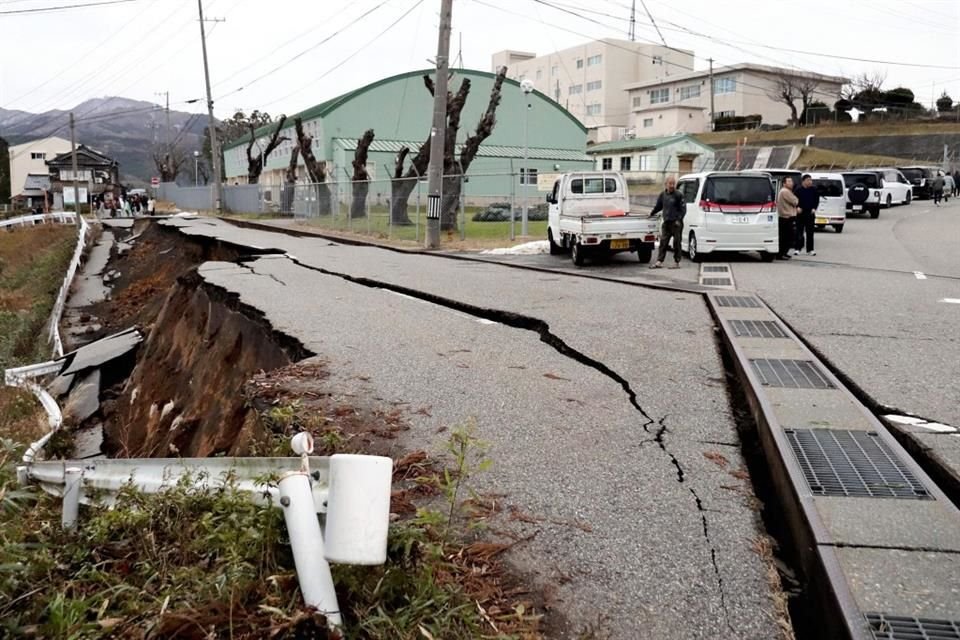 Reportan seis personas atrapadas tras terremotos en Japón