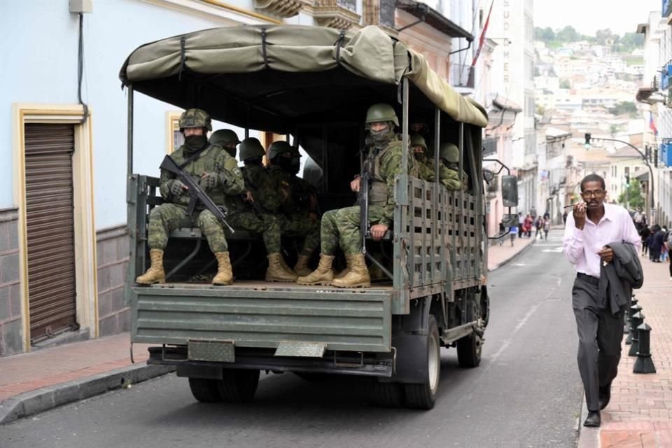Custodian militares calles de Ecuador tras jornada violenta