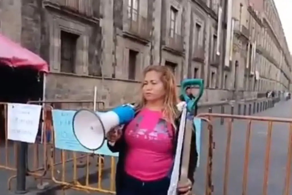 Ceci Flores, líder de Madres Buscadoras, protesta frente al Palacio Nacional