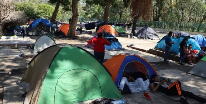 Migrantes acampan en la frontera de México en medio del caos causado por la ley SB4 de Texas