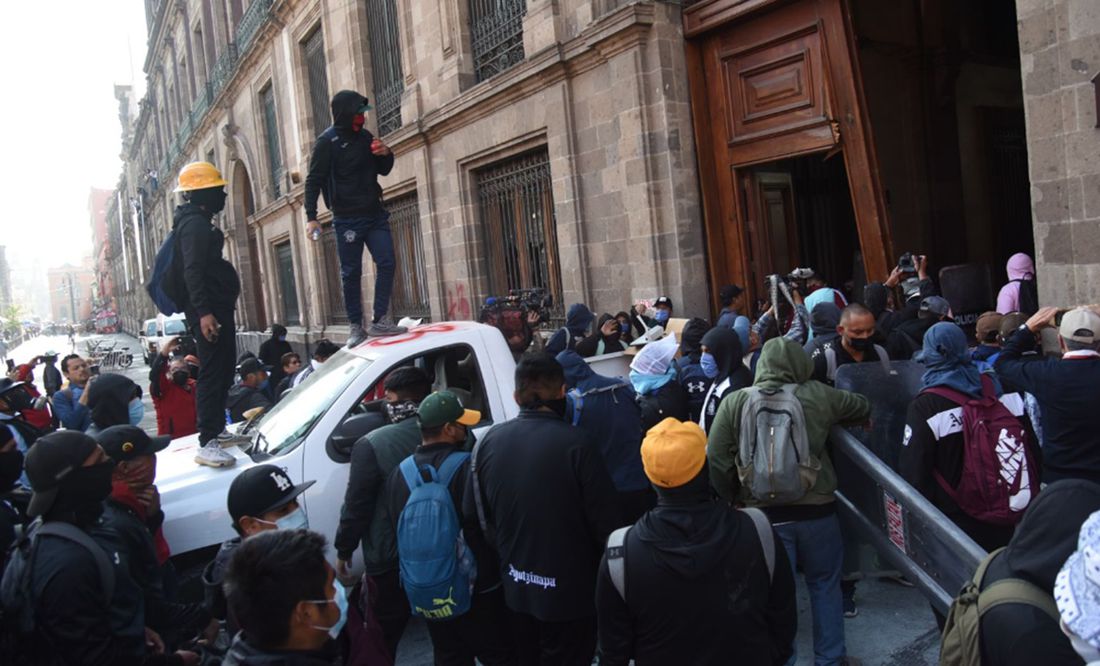 Estudiantes de la Escuela Normal Rural de Ayotzinapa rompen la puerta del Palacio Nacional e intentan ingresar