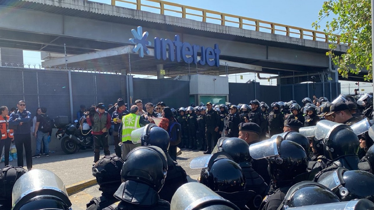 Antiguos empleados de Interjet bloquean la Terminal 1 del Aeropuerto Internacional de la Ciudad de México (AICM) y tienen enfrentamientos con la policía