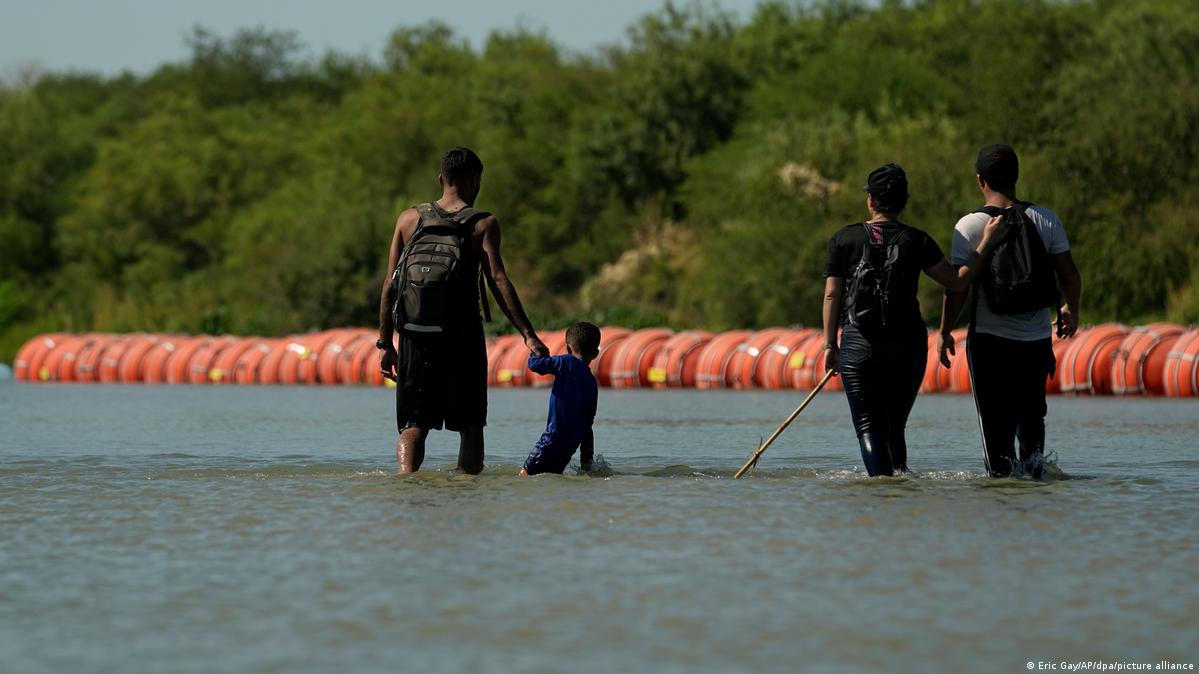 Texas experimenta un contratiempo legal en su argumento a favor de las boyas en la frontera con México