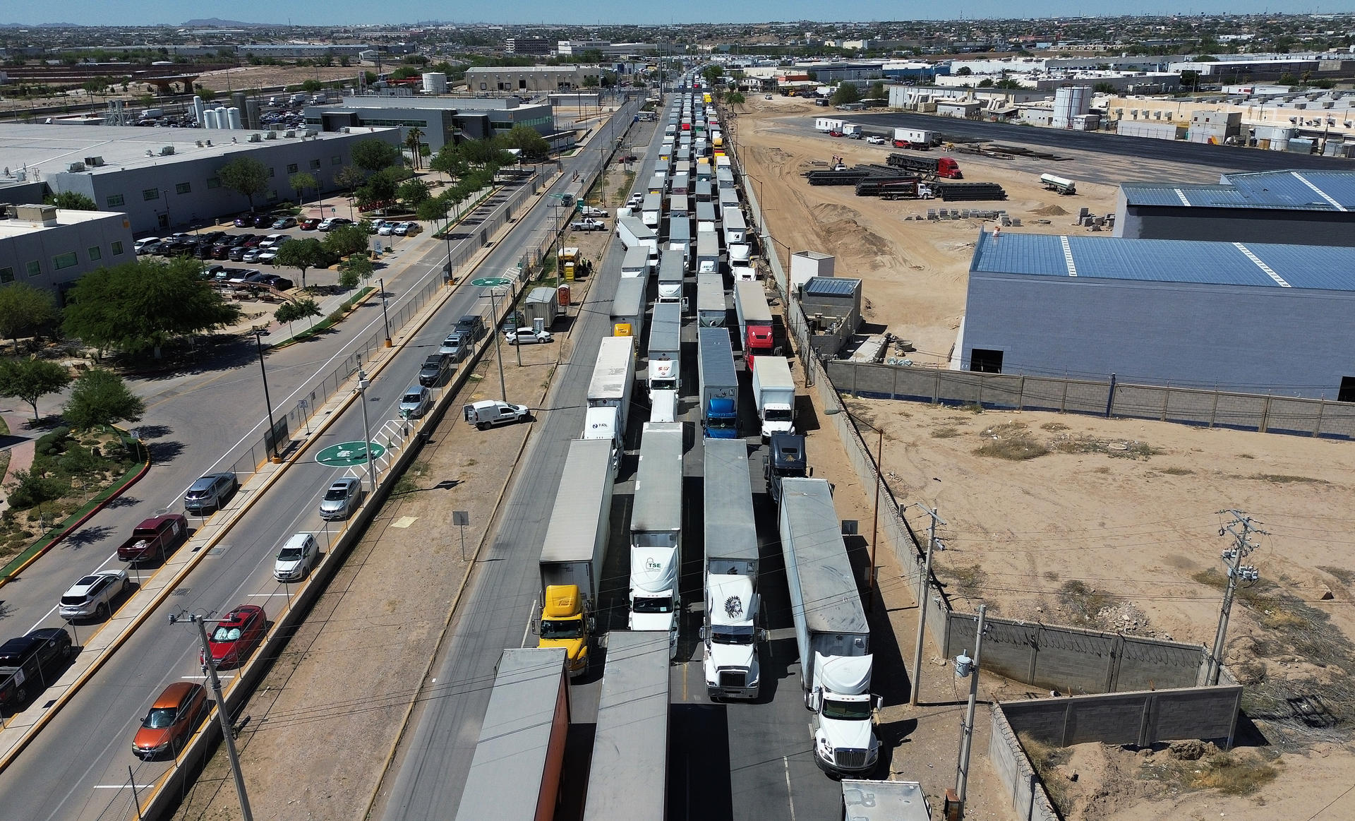 Texas bloquea exportaciones mexicanas por aumento en flujo migratorio