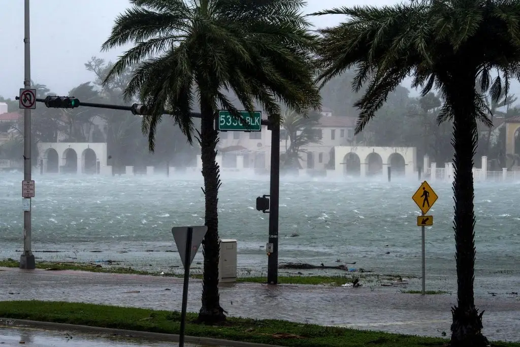 El gobierno está preparándose para la época de lluvias y huracanes, según declaró AMLO