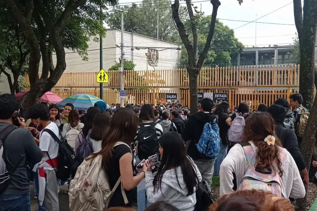 Desalojan la Prepa 8 de la UNAM por supuesta amenaza de bomba