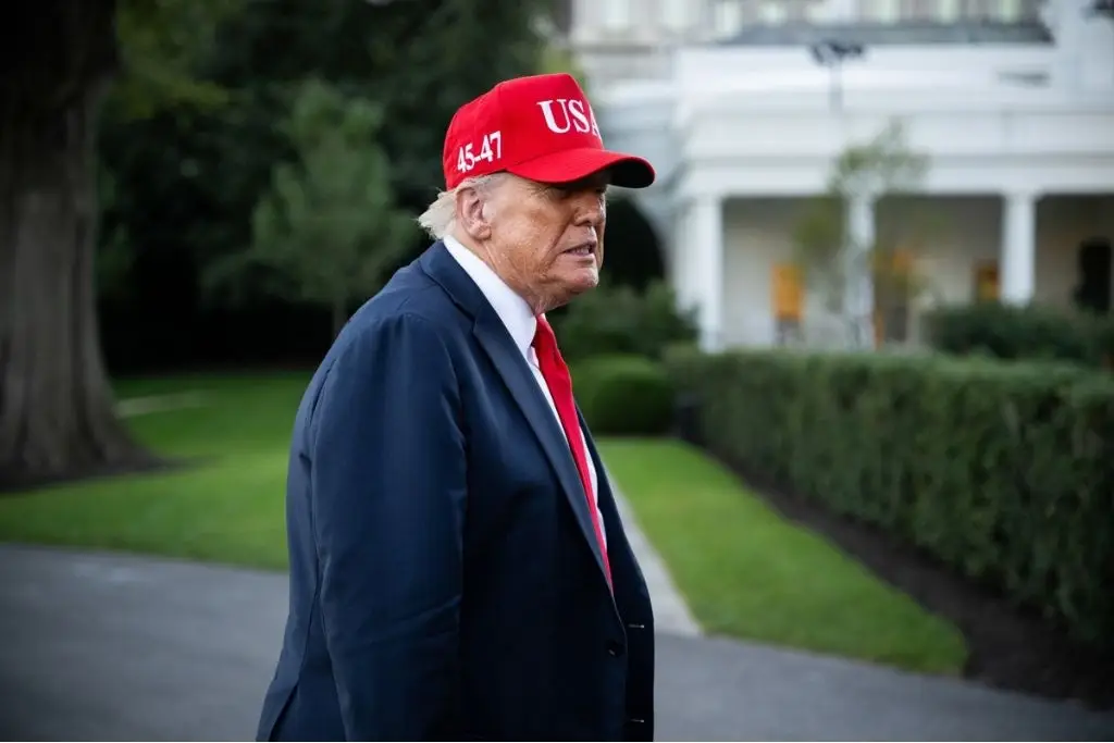 Trump confirma otro ataque a barco en el Caribe; sugiere operativos en tierra