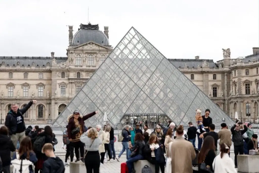Museo del Louvre reabre al público, con restricciones, tras robo de joyas
