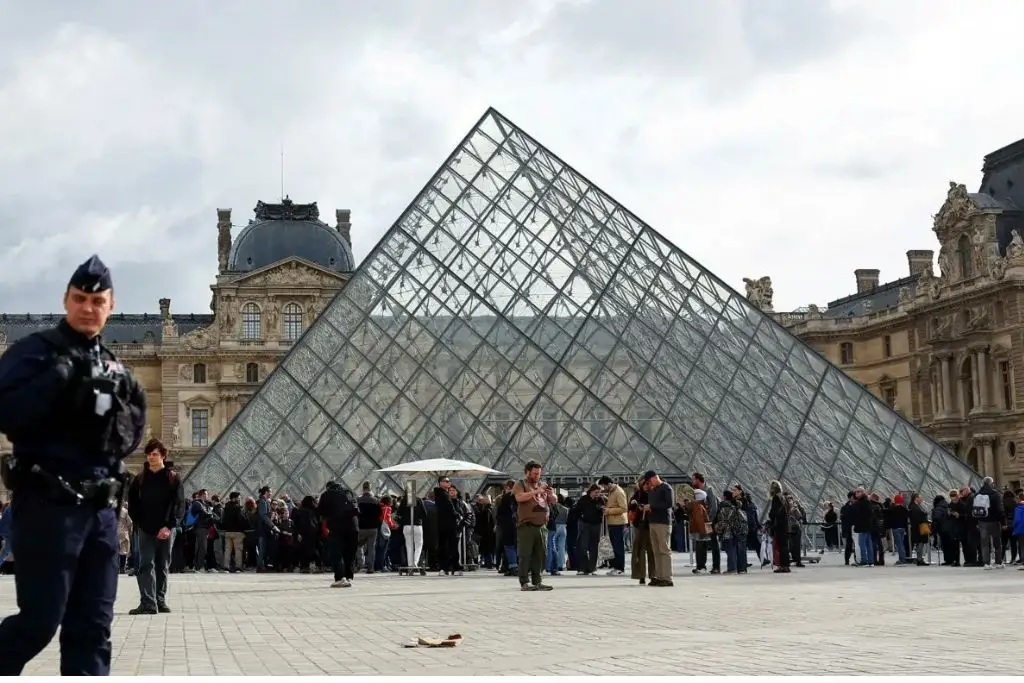 Instalarán en El Louvre centenar de cámaras y puesto de policía tras robo