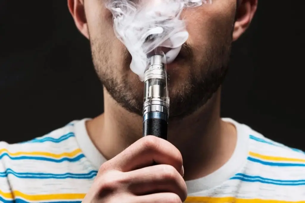 Aprueban prohibición de vapeadores y excluyen a usuarios de posibles sanciones