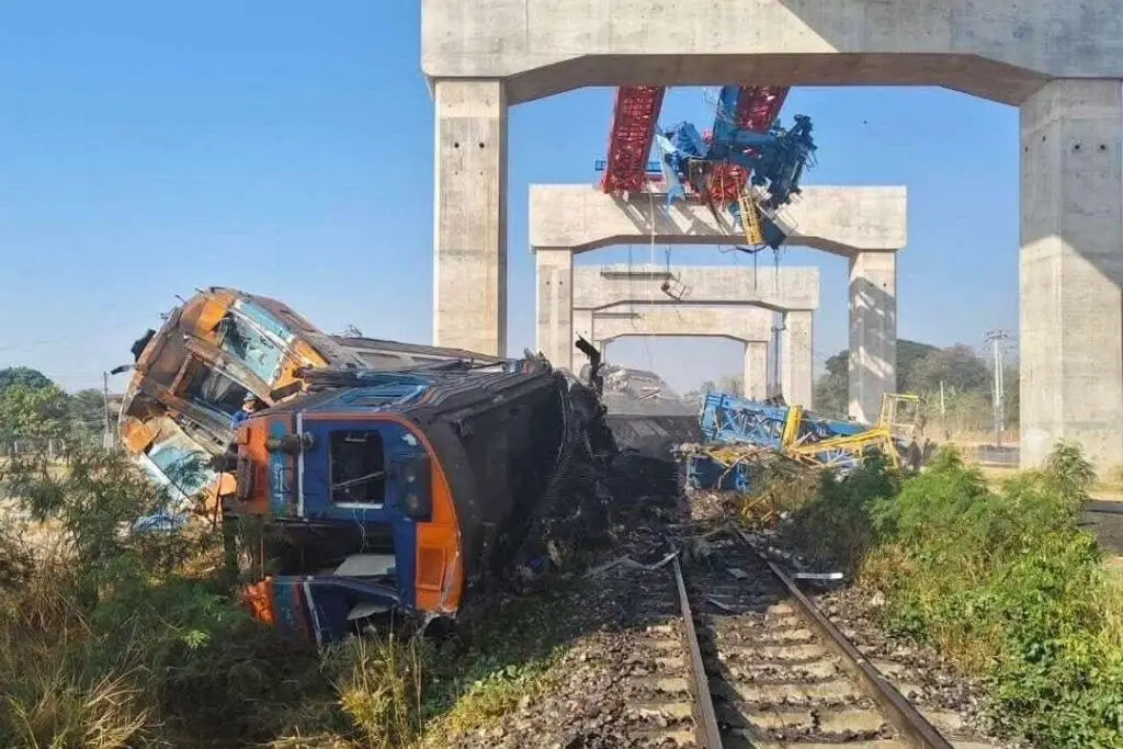 Caída de grúa sobre tren en Tailandia deja al menos 32 muertos y 60 heridos