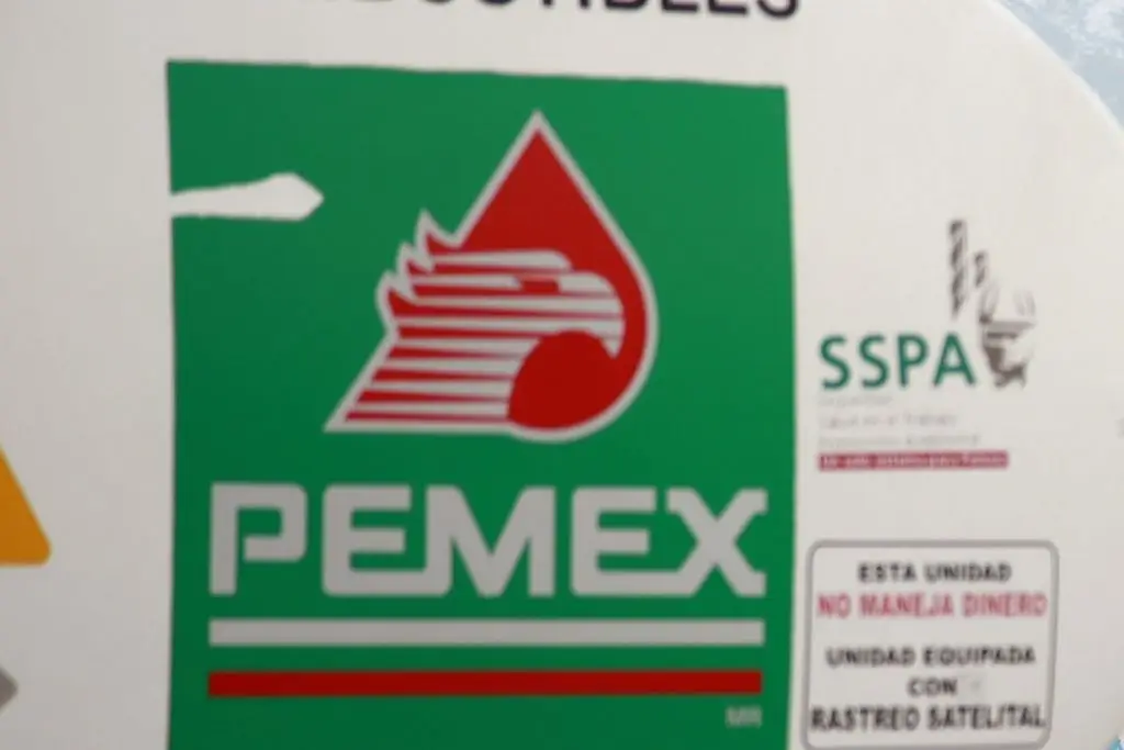 Pemex frena envío de petróleo a Cuba, reporta Bloomberg 