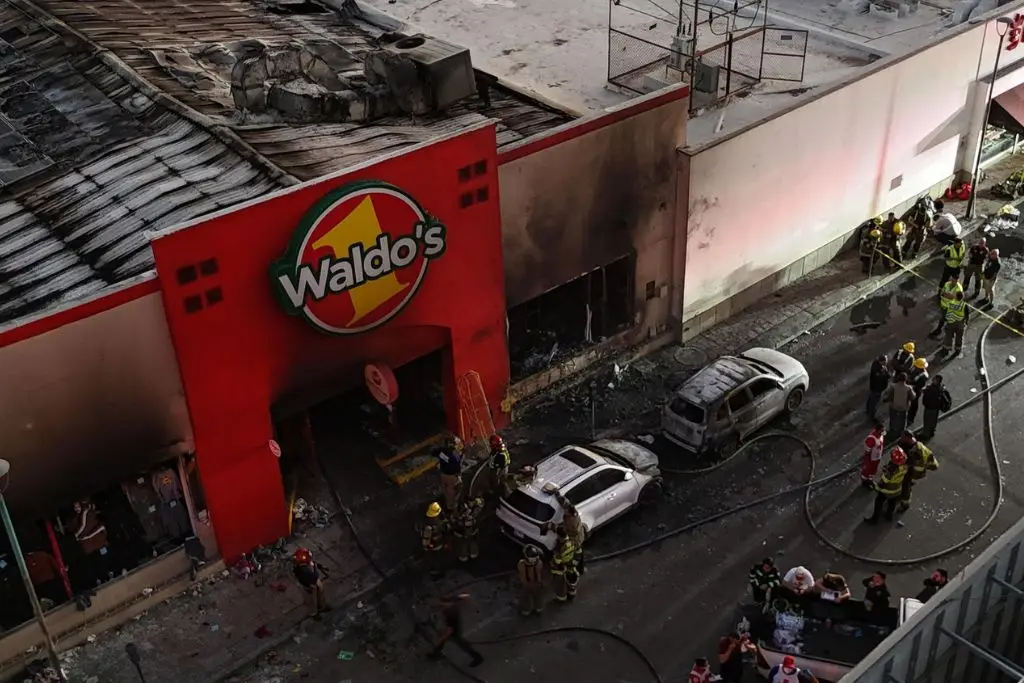 Vinculan a proceso a 6 personas por incendio en tienda Waldo´s en Sonora