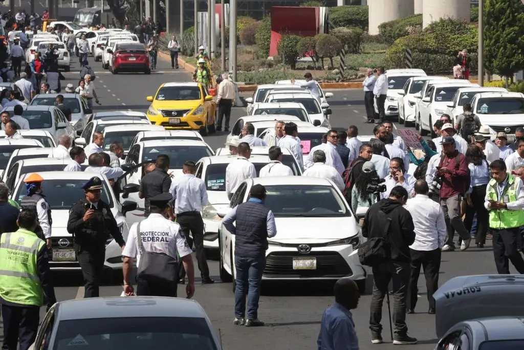 Taxistas del AICM ganan hasta el 80% del viaje; usuarios prefieren aplicaciones