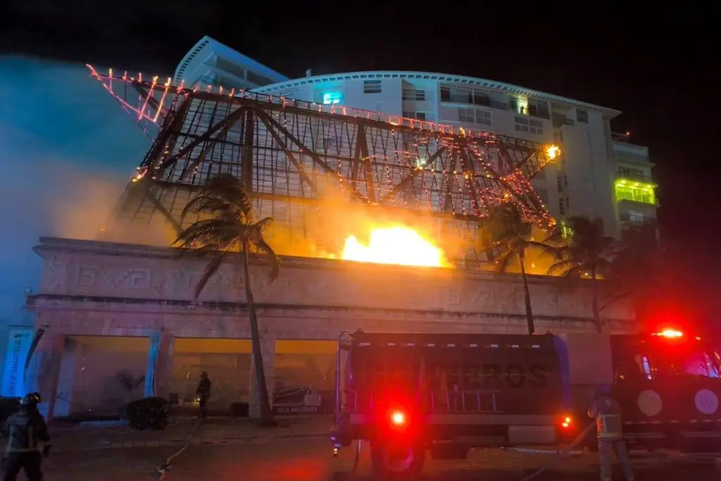 Incendio consume oficina de Grupo Xcaret en zona hotelera de Cancún
