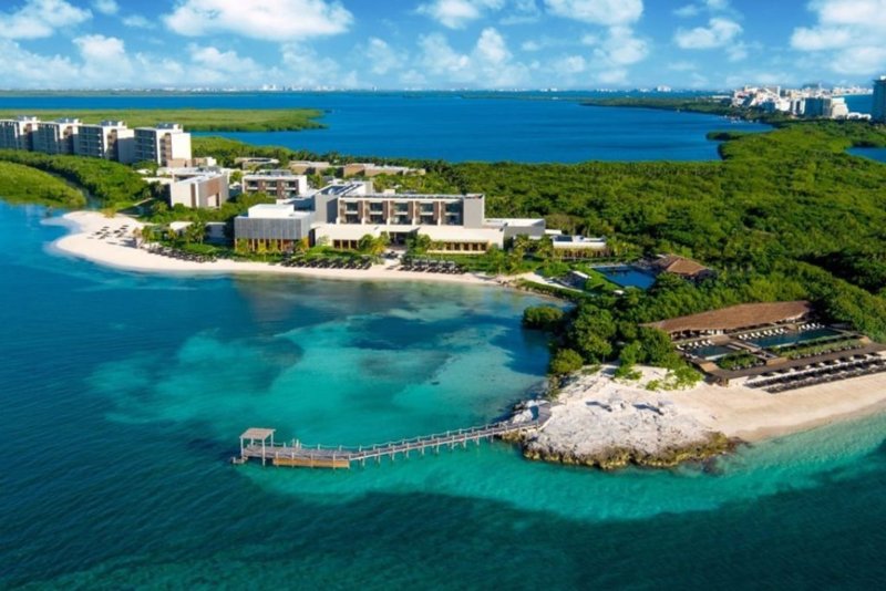 Captan a Adán Augusto y su esposa en hotel de lujo de Cancún