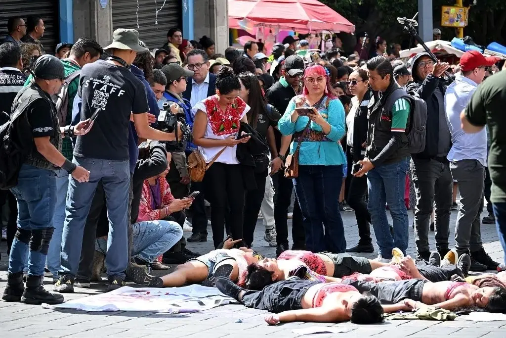 Estudiantes de UAEM interrumpen desfile militar en Cuernavaca y piden justicia para Claudia Tacoronte