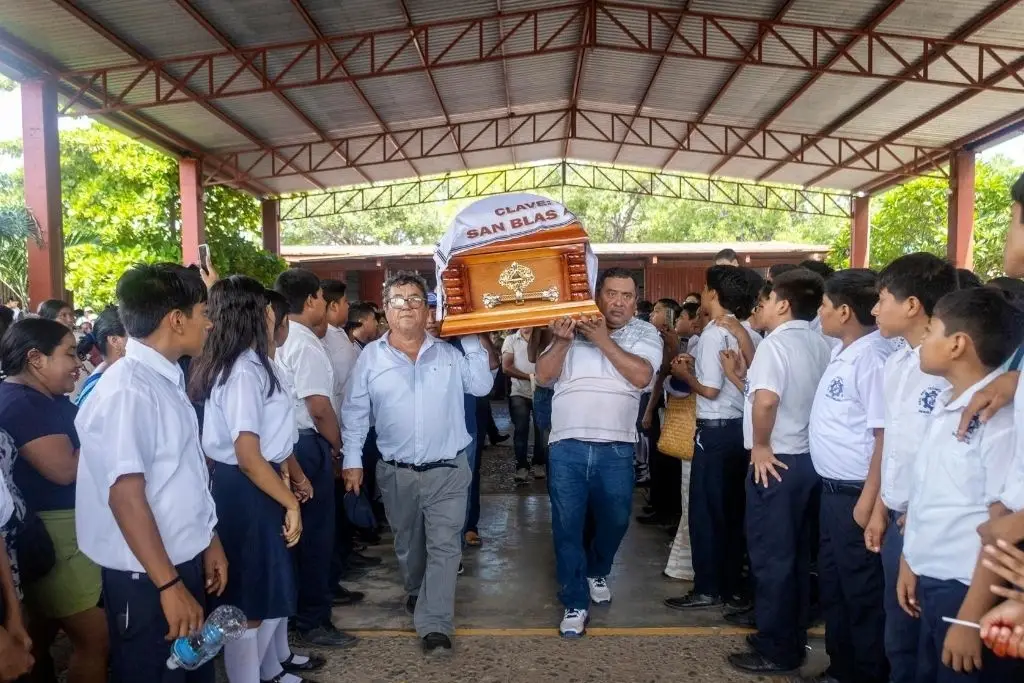 Despiden a profesor asesinado a tiros en una secundaria de Oaxaca; exigen justicia